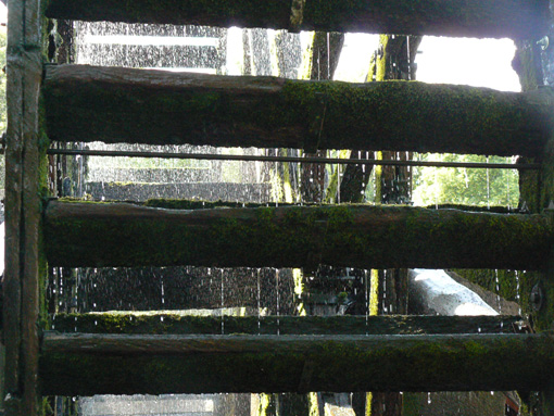 Wasser und die Schaufeln des Wasserrades