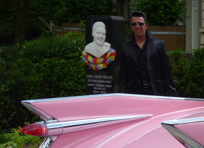 an der Elvis-Stele
