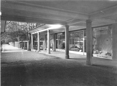 Durchgang in den Kurpark, heute noch erhaltener Teil der Kolonnaden, die damals durch eine Pergola in den Park hinein verlängert wurden